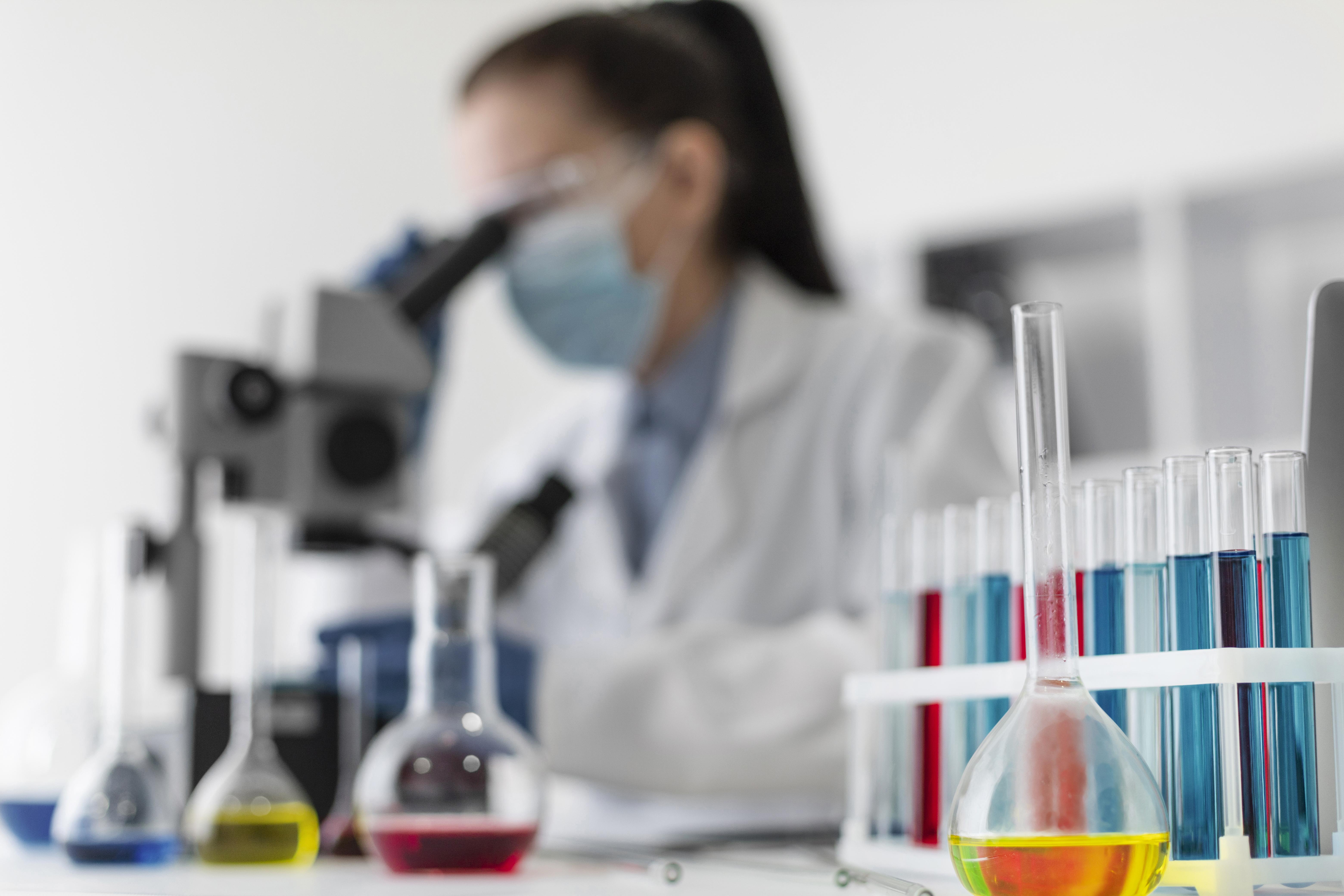 Investigación con microscopio en el laboratorio
